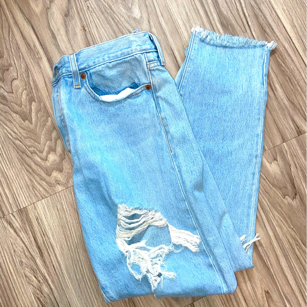 (29) light denim Levi jeans